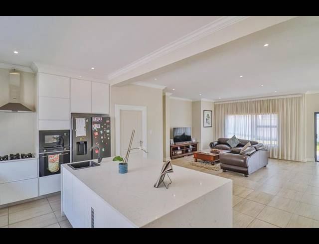 4 BEDROOM HOUSE FOR SALE IN BLUE VALLEY GOLF ESTATE